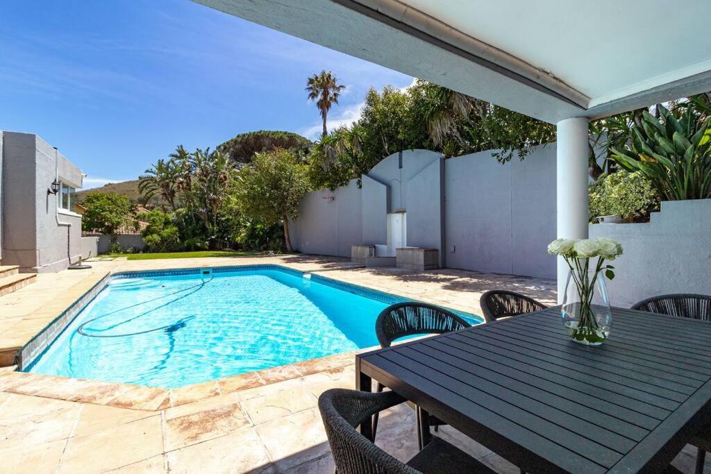 Spacious Retreat, Camps Bay Holiday home Cape Town